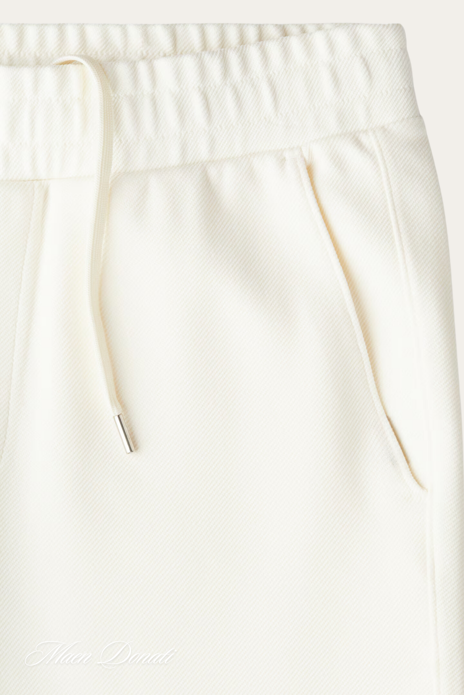 Weiße Jogginghose aus Baumwolle mit Kordelzug und Taschen, bequeme Sportbekleidung.