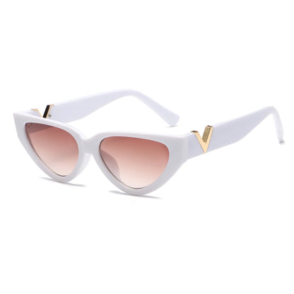 Weiße Cat-Eye-Sonnenbrille mit goldenen Details und rosa getönten Gläsern.