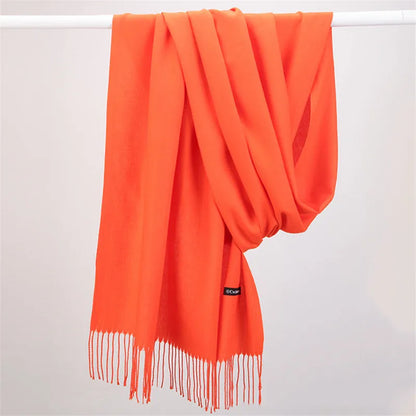 Orangefarbener Schal aus Kaschmir, weich, elegant, mit Fransen, ideal für Herbstmode.