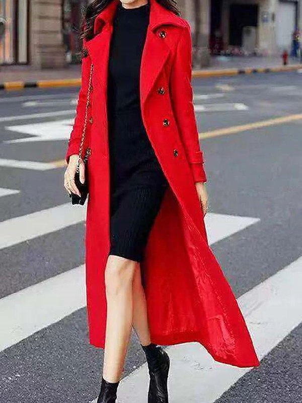 Frau im roten Trenchcoat, schwarzes Kleid, städtische Straße, modisch, elegant, Herbstmode.