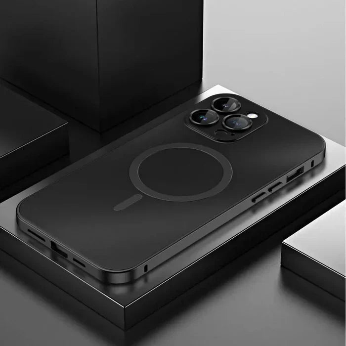 Schwarzes iPhone mit MagSafe-Hülle auf modernem, grauem Hintergrund.