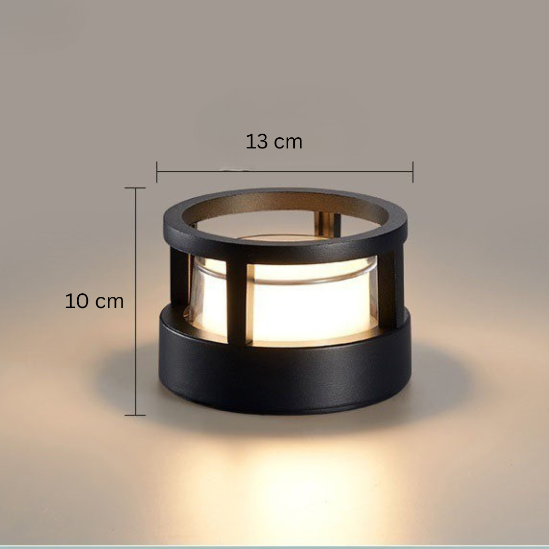 Rund lampa med öppen ram upptill, med måttangivelser för bredd och höjd intill. 13