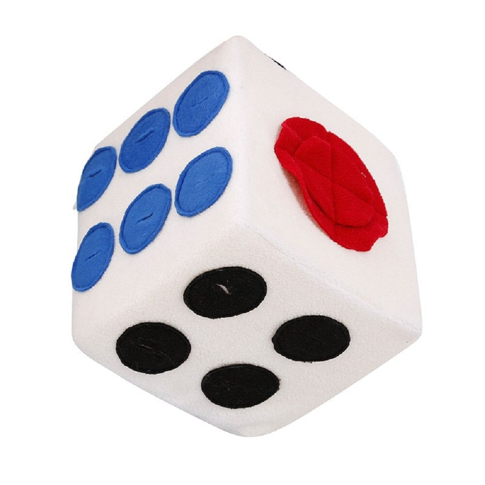 Weißer Plüschwürfel mit blauen, schwarzen und roten Punkten, Spielzeug, Kinder, weich.