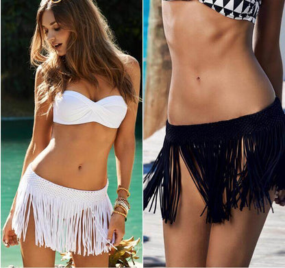 Frau in weißem Bikini mit Fransenrock, Sommermode, Strandkleidung, stilvoll, sexy, elegant.