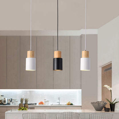 Moderne Hängelampen aus Holz und Metall in Küche, skandinavisches Design, schwarz und weiß.
