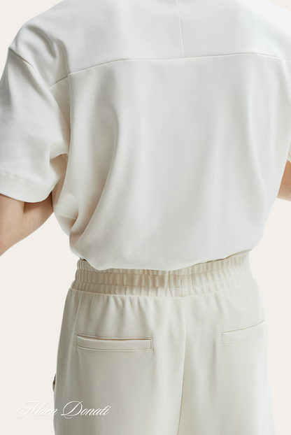 Weiße Herren-T-Shirt und Hose aus Baumwolle, Rückansicht, lässige Mode.