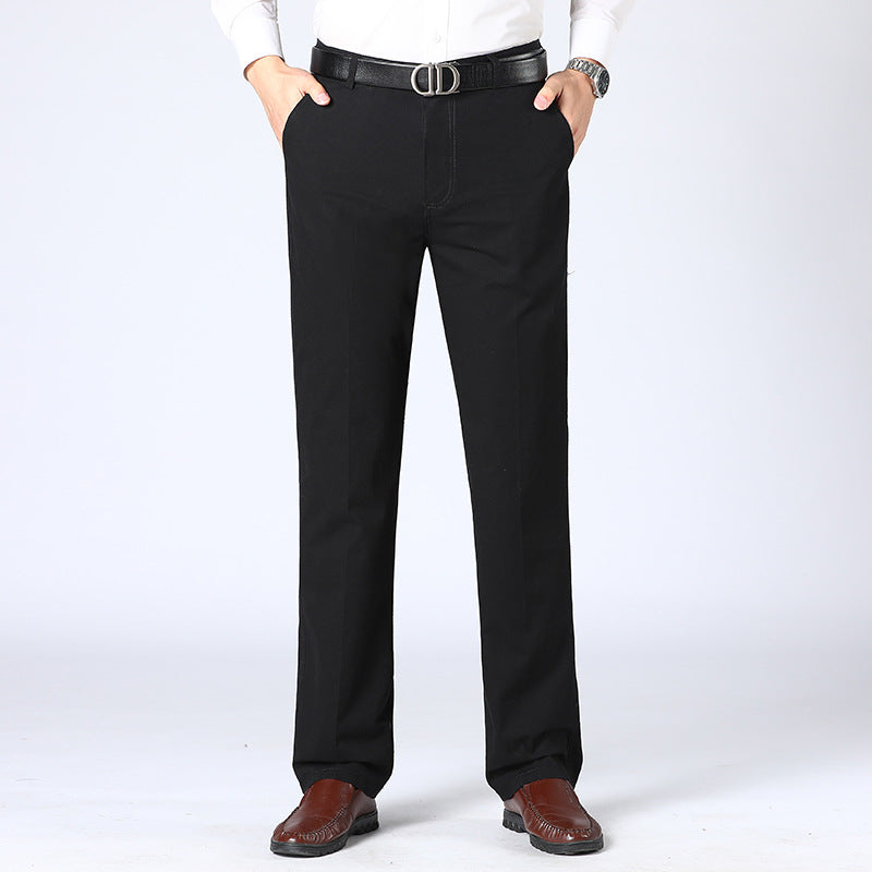 Mann in schwarzer Hose, weißem Hemd, braunen Schuhen, schwarzem Gürtel, Business-Look.
