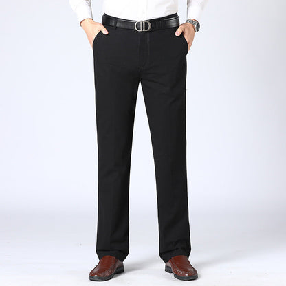 Mann in schwarzer Hose, weißem Hemd, braunen Schuhen, schwarzem Gürtel, Business-Look.
