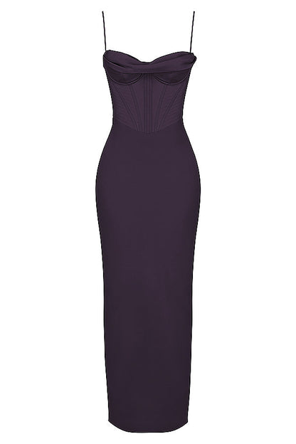 Langes schwarzes Abendkleid mit Spaghettiträgern, figurbetont, elegantes Design.