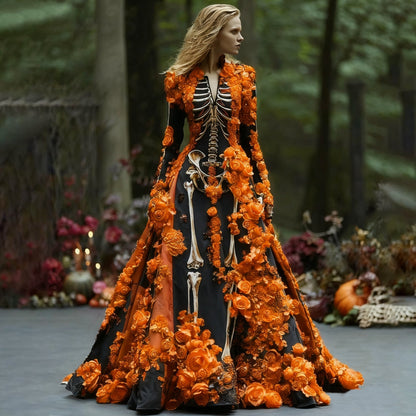 Modell i skogen bär svart maxiklänning med skelettmotiv och orange blommor, i helfigur och med långa ärmar. 1