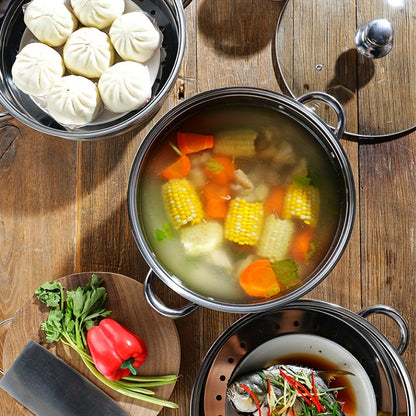 Dampfgarer mit Baozi, Gemüsesuppe mit Mais und Karotten, frische Paprika, asiatische Küche.