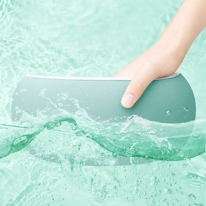 Hand hält grünes, wasserdichtes Kissen im Wasser, ergonomisch, für Komfort und Entspannung.