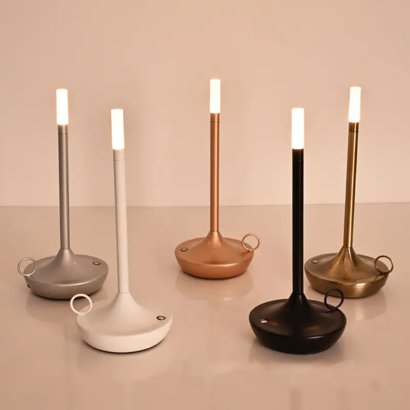 Fünf moderne LED-Tischlampen in verschiedenen Farben, minimalistisch, energiesparend.