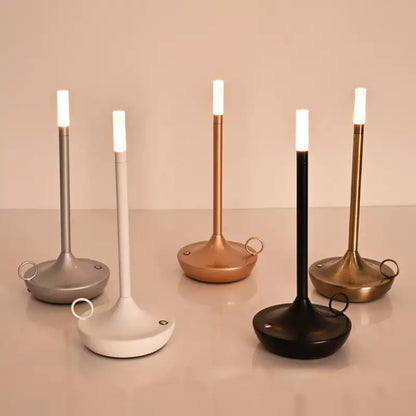 Fünf moderne LED-Tischlampen in verschiedenen Farben, minimalistisch, energiesparend.