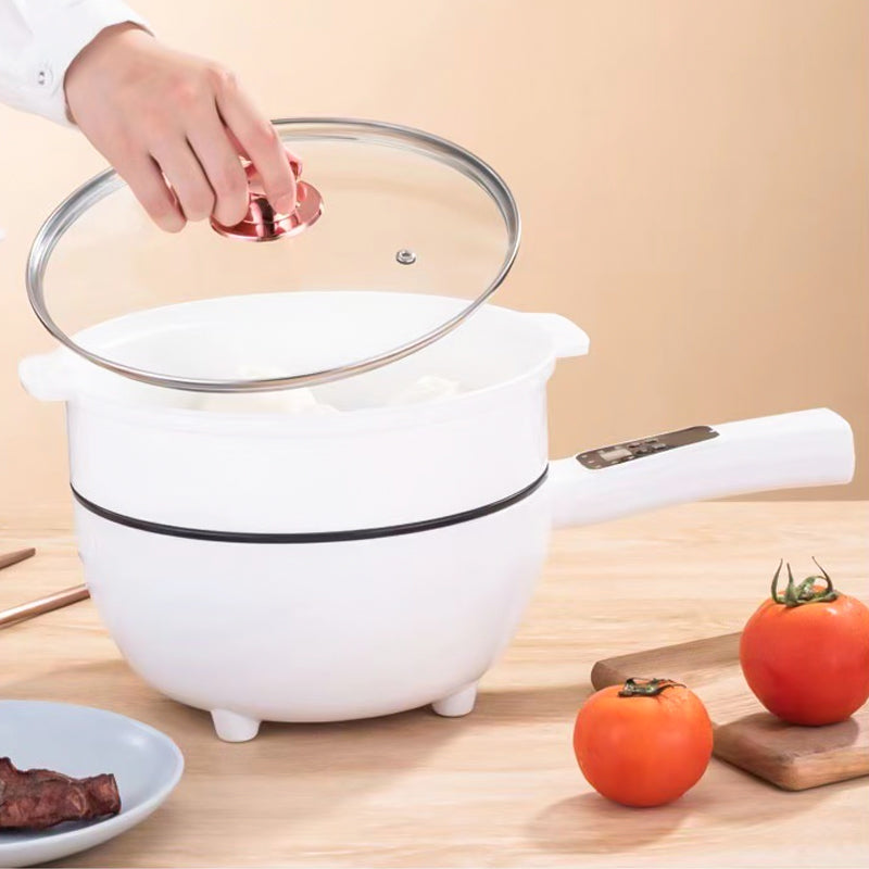 Weiße Keramik-Kasserolle mit Glasdeckel, auf Holzoberfläche, neben frischen Tomaten.