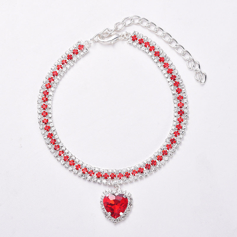 Silberne Halskette mit rotem Herzanhänger, Strasssteine, eleganter Schmuck, Damenaccessoire.