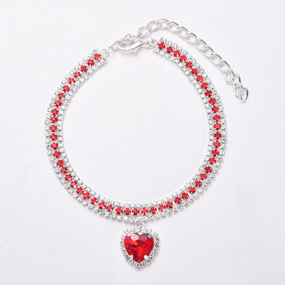 Silberne Halskette mit rotem Herzanhänger, Strasssteine, eleganter Schmuck, Damenaccessoire.
