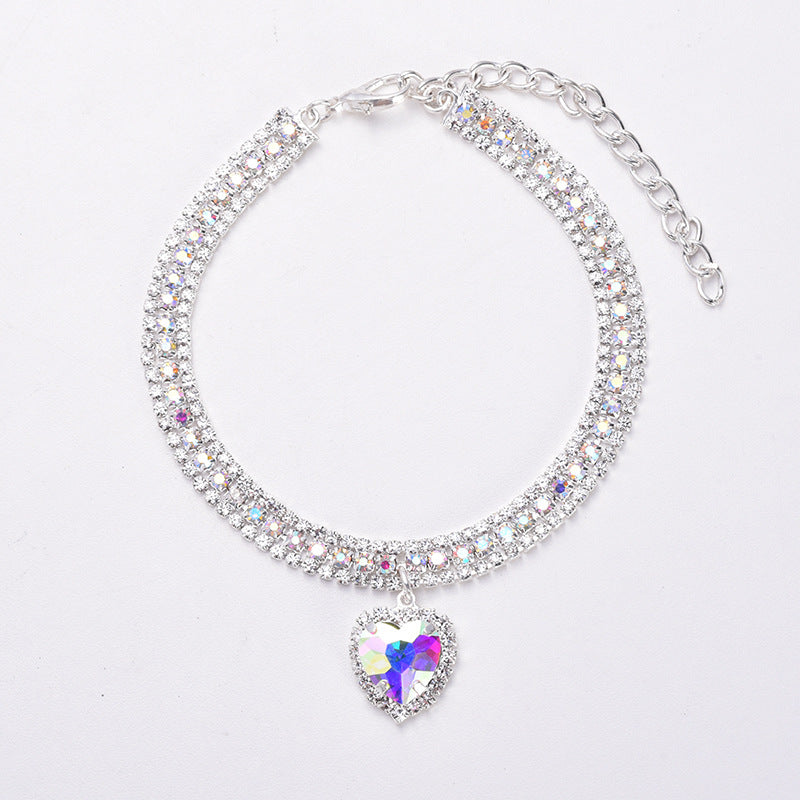 Silbernes Armband mit Herzanhänger, Strasssteine, verstellbar, eleganter Schmuck für Damen.