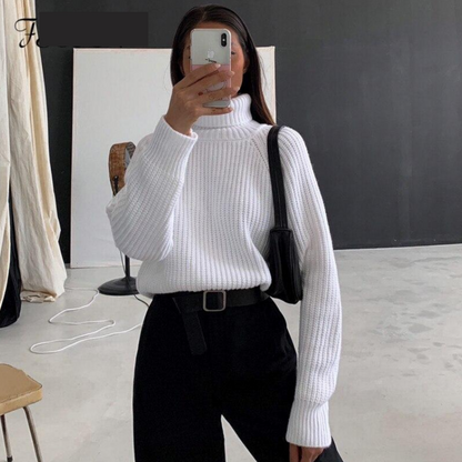 Frau im weißen Rollkragenpullover, schwarze Hose, Selfie, modisch, minimalistisch, Innenraum.