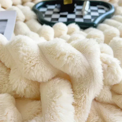Weiche cremefarbene Plüschdecke, gemütlich, luxuriös, ideal für Wohnzimmer oder Schlafzimmer.
