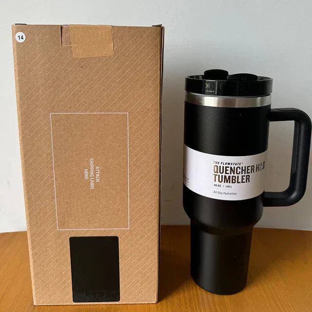 Schwarzer Thermobecher mit Griff, Edelstahl, 1,4L, neben brauner Verpackung, ideal für unterwegs.