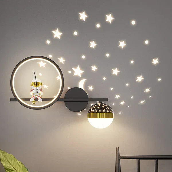 Wandleuchte Kinderzimmer Astronaut, LED, Sterne, Mond, Nachtlicht, modern, dekorativ, schwarz-gold.