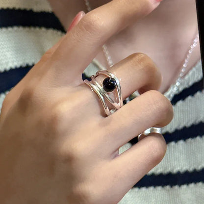 Silberring mit schwarzem Stein, elegantes Design, Damenmode, Schmuckaccessoire, Handdetail.