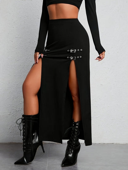 Frau in schwarzem Maxirock mit Schnallen, hoher Schlitz, schwarze Stiefel, modisch, elegant.
