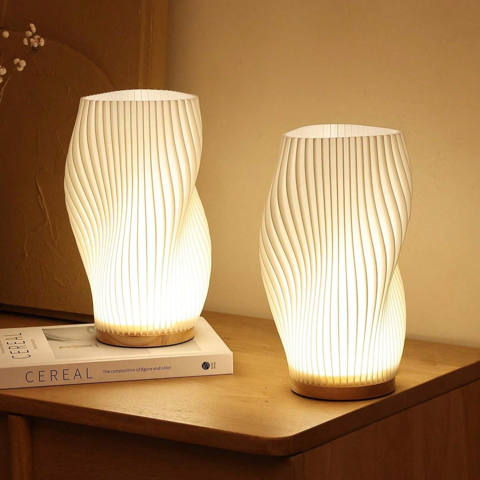 Zwei weiße, moderne Tischlampen aus Papier auf Holzuntergrund, leuchtend, dekorativ, Wohnzimmer.