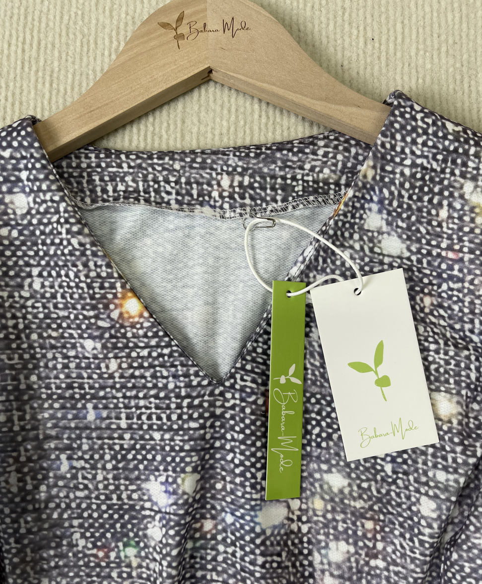 Damenkleid mit V-Ausschnitt, graues Muster, Baumwolle, Bügel mit Logo, Etikett, Barbara Malò.
