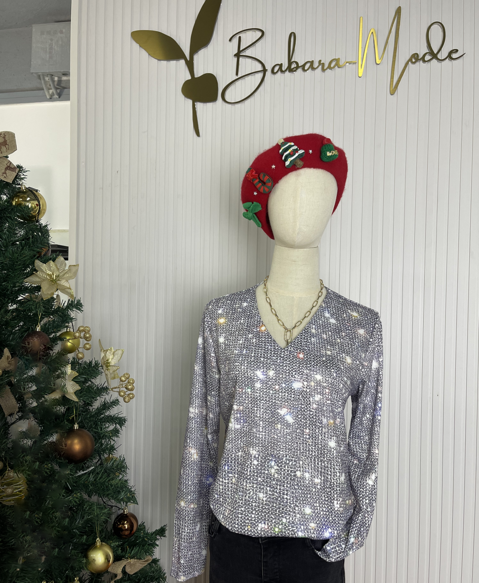 Schaufensterpuppe mit silbernem Paillettenpullover und rotem Weihnachts-Baskenmütze.