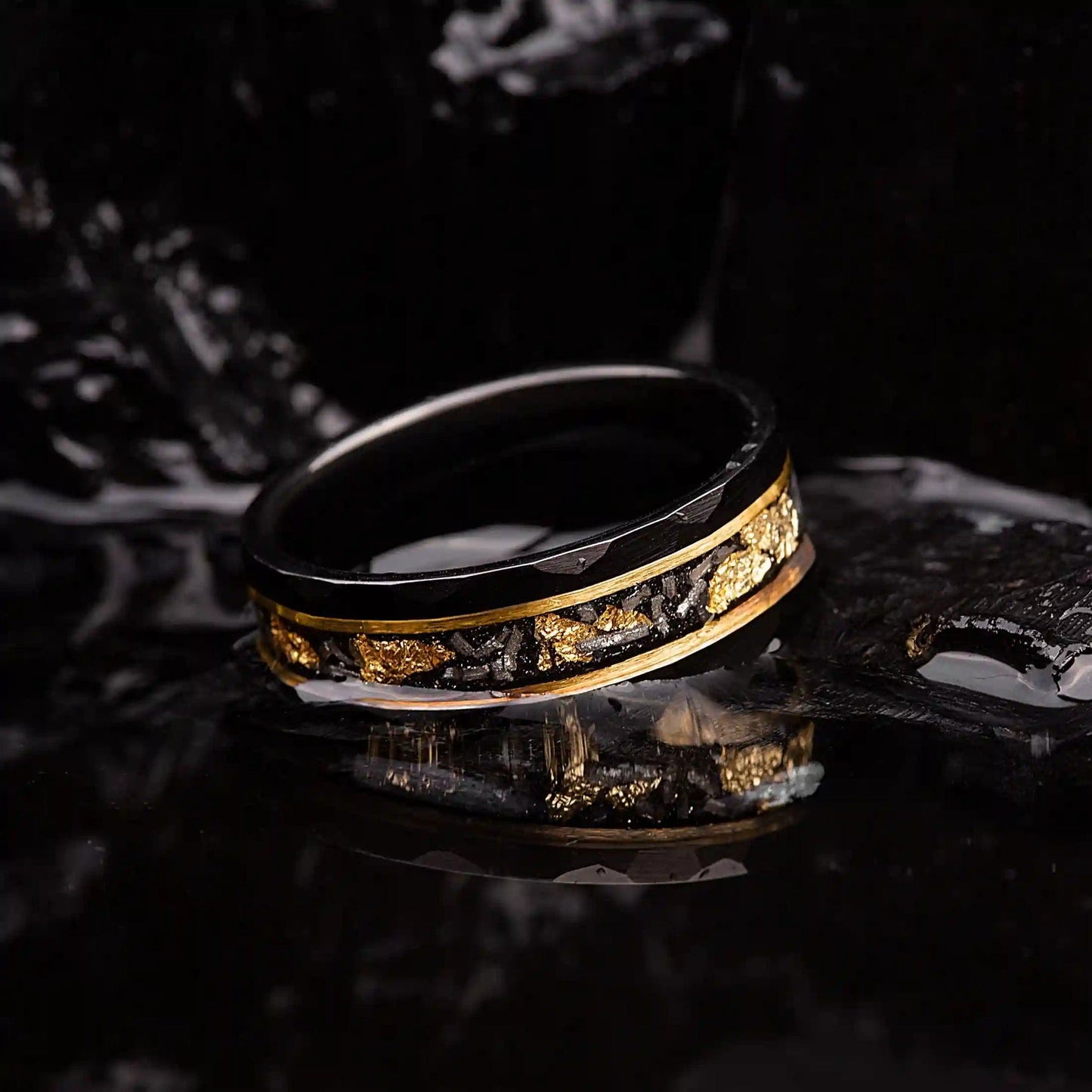 Schwarzer Ring mit goldenen Akzenten, Herrenring, Edelstahl, elegantes Design, Schmuck für Männer.
