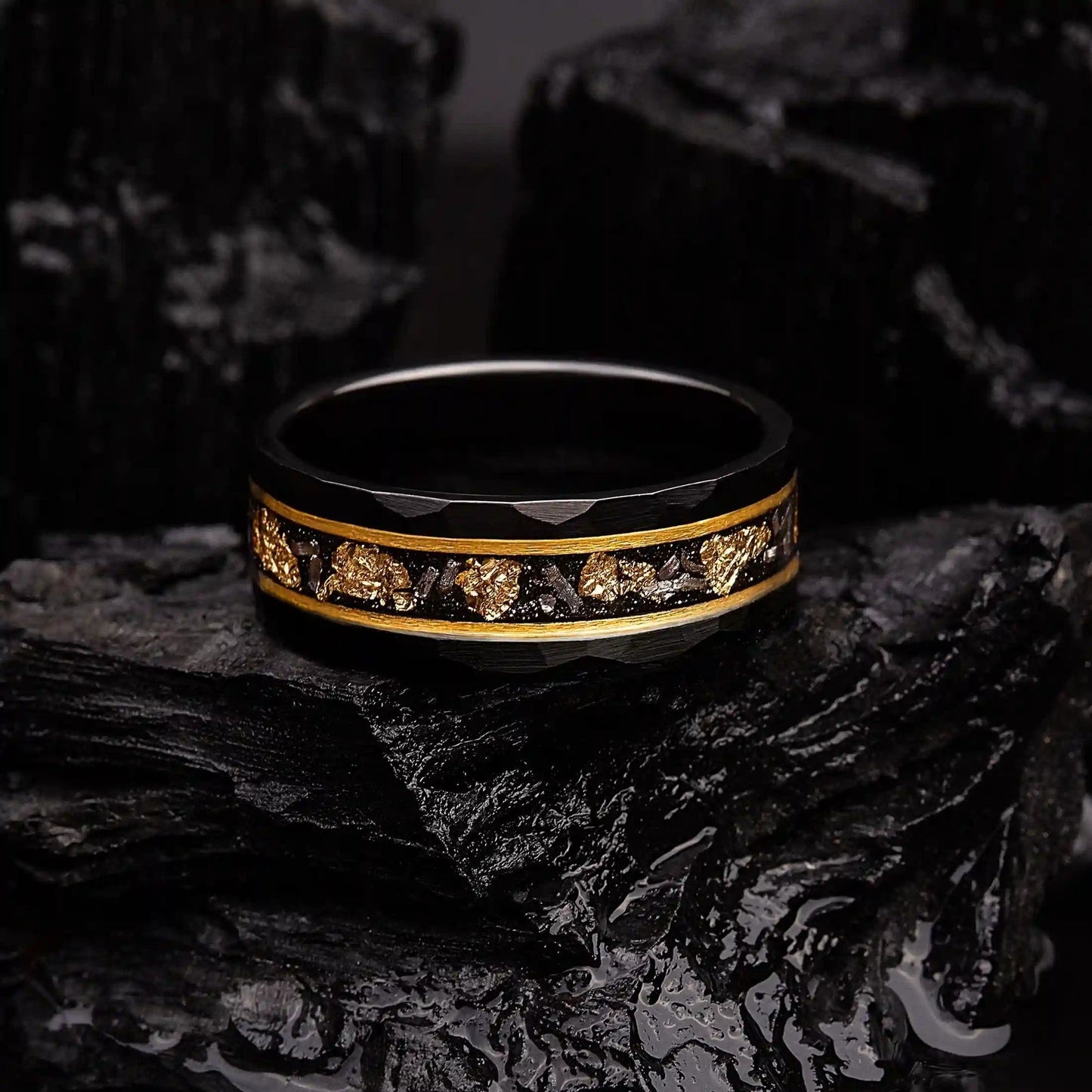Schwarzer Wolframring mit goldenen Akzenten und Kohlefaser, stilvoller Herrenring.