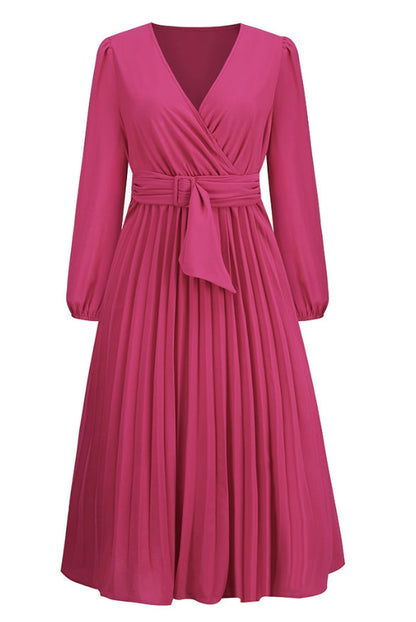 Rosa Damenkleid, langärmelig, V-Ausschnitt, Plissee, Gürtel, elegant, Abendmode.