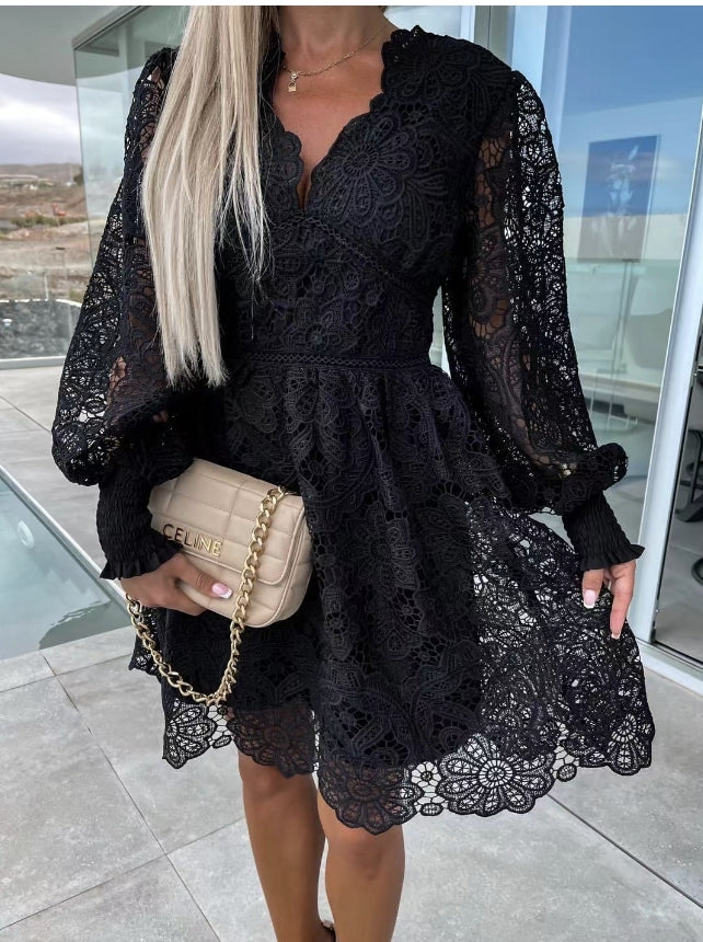 Frau in schwarzem Spitzenkleid mit beiger Celine-Tasche, elegantes Outfit, Modeaccessoire.