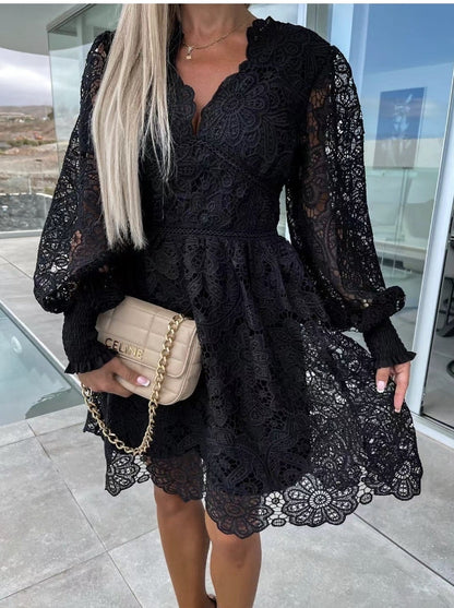Frau in schwarzem Spitzenkleid mit beiger Celine-Tasche, elegantes Outfit, Modeaccessoire.