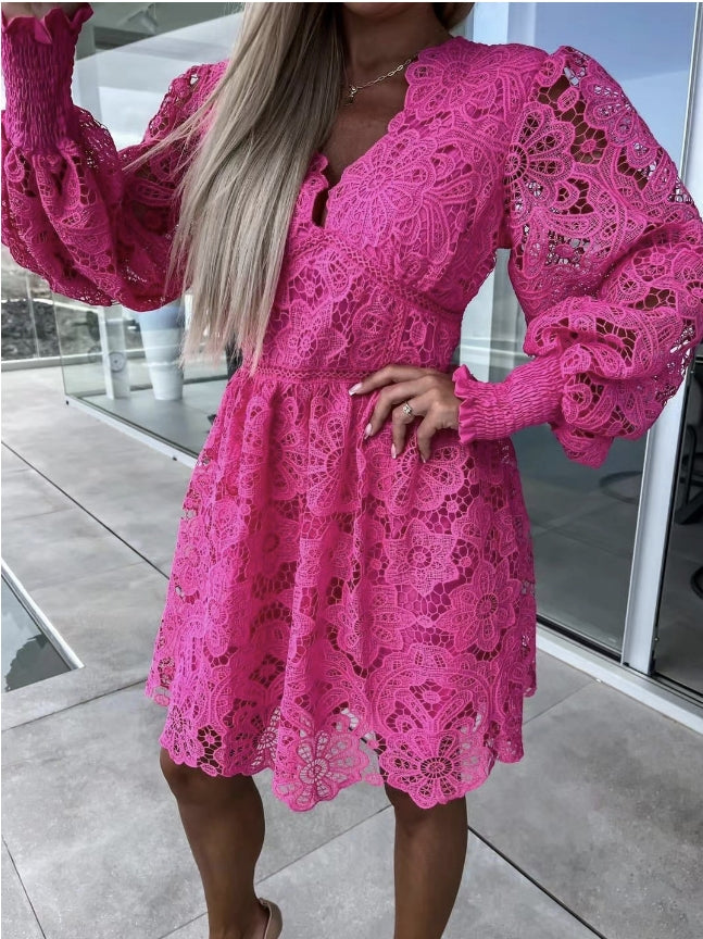 Frau in pinkem Spitzenkleid mit langen Ärmeln auf Terrasse, modisch, elegant, Sommermode.