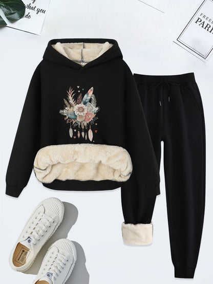 Schwarzer Damen-Hoodie mit Blumenmuster, Plüschfutter, Jogginghose, weiße Sneakers.