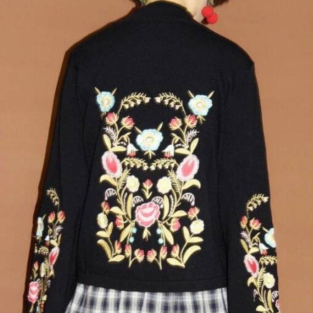 Schwarze Jacke mit bunter Blumenstickerei, Damenmode, Boho-Stil, Rückansicht.