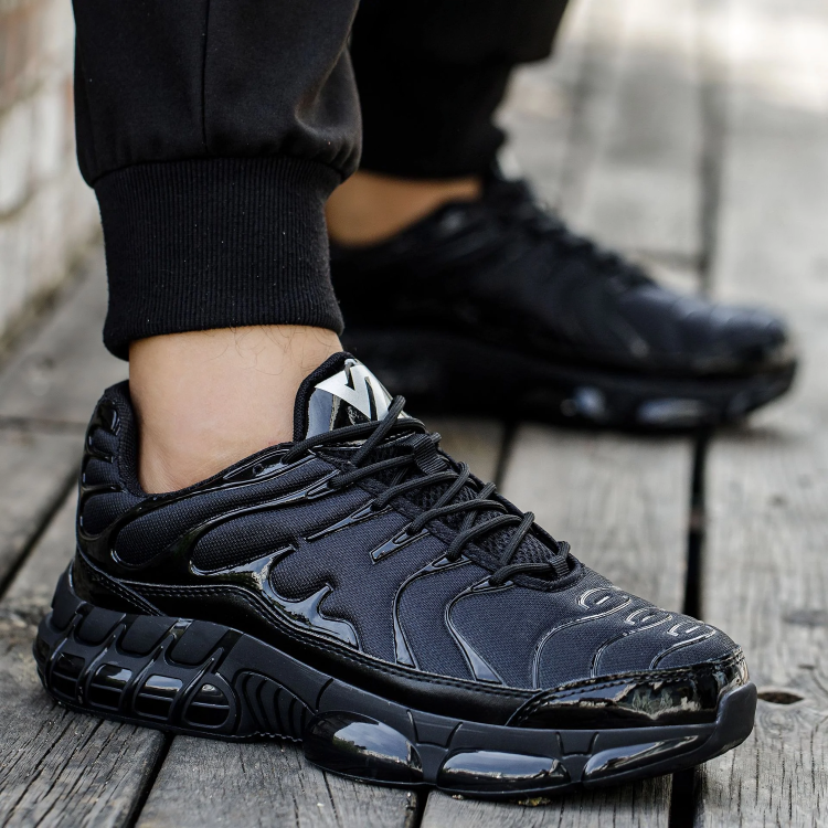 Schwarze Sneaker für Herren, sportlich, atmungsaktiv, mit dicker Sohle, ideal für Freizeit.