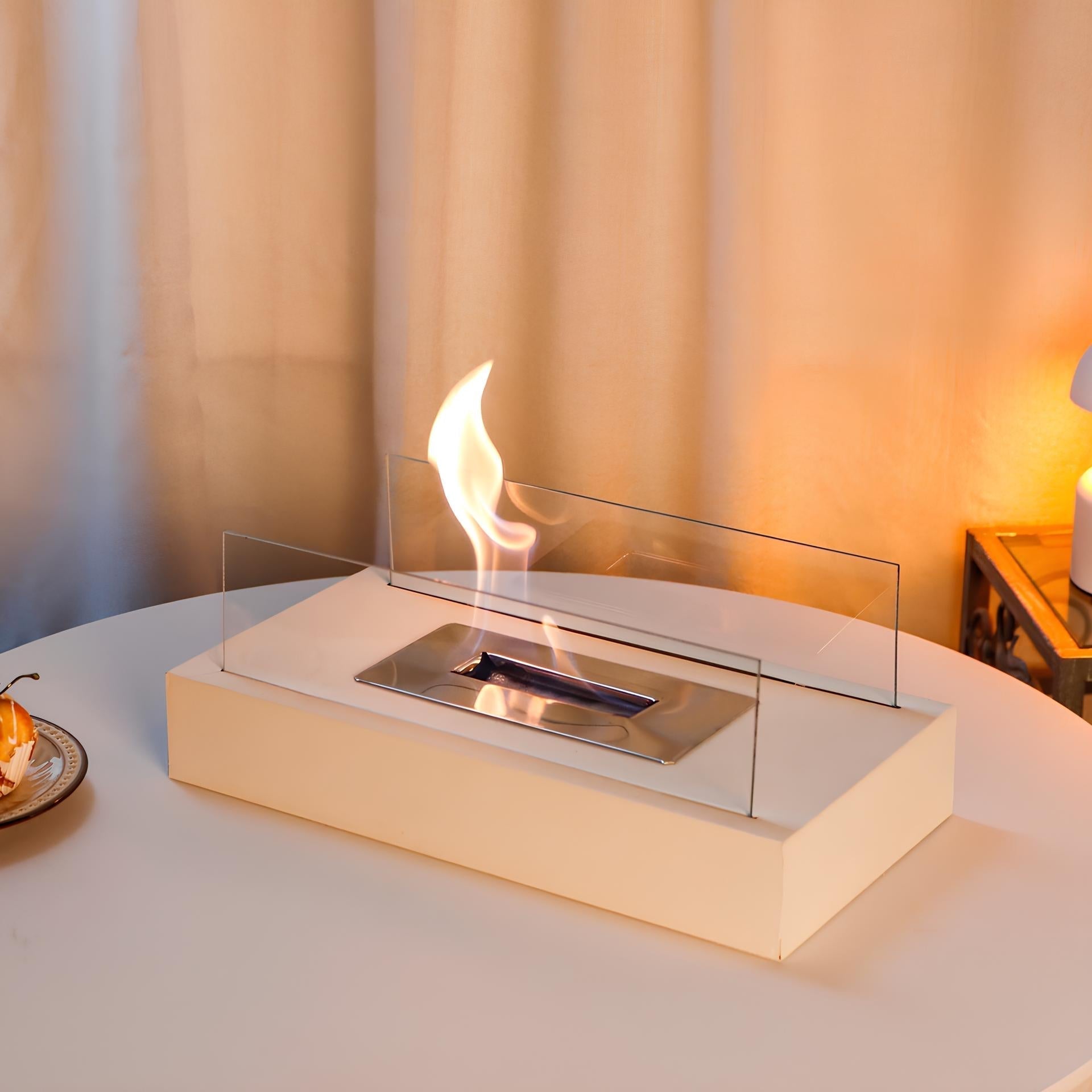 Moderne Tischkamin aus Glas und Metall, rechteckig, mit Flamme, ideal für Innenräume.