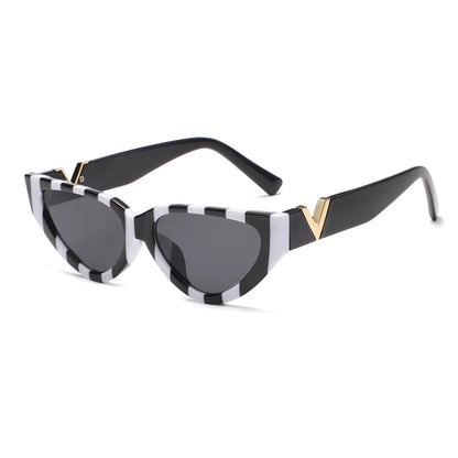 Schwarz-weiße Katzenaugen-Sonnenbrille, gestreift, mit goldenen Details, modisch, Damen-Accessoire.