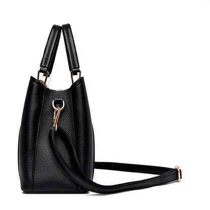 Schwarze Lederhandtasche mit Schulterriemen, elegantes Design, Damenmode-Accessoire.