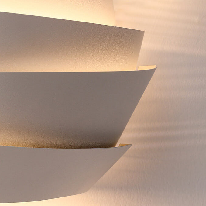 Moderne weiße Wandleuchte, geschwungenes Design, Innenbeleuchtung, minimalistisch, elegant.