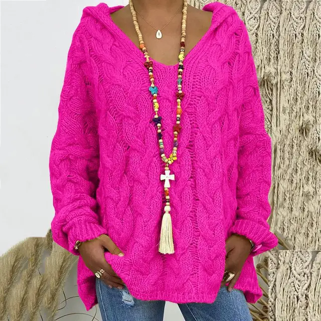 Frau in pinkem Strickpullover mit Kapuze, bunte Halskette, lässiger Stil, modisch.