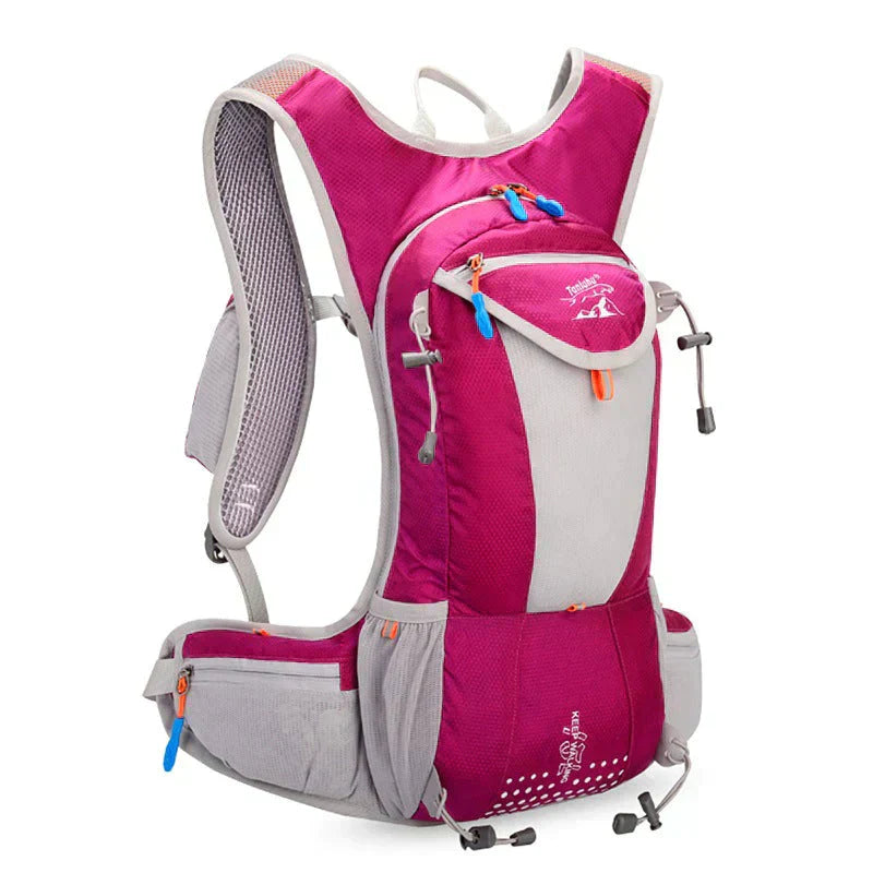 Rosa und grauer Wanderrucksack, leicht, mit mehreren Taschen und verstellbaren Gurten.