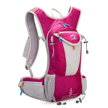 Rosa und grauer Wanderrucksack, leicht, mit mehreren Taschen und verstellbaren Gurten.