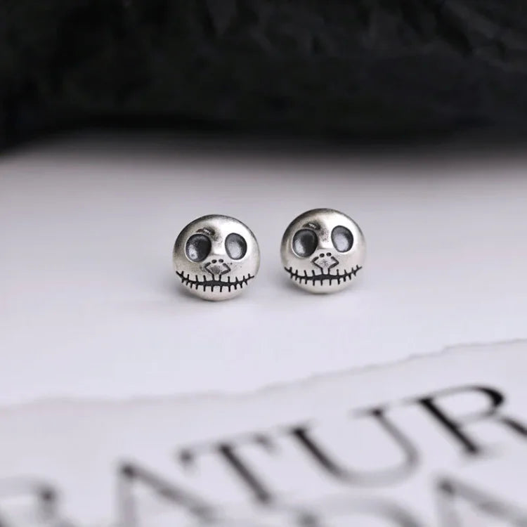 Silberne Totenkopf-Ohrringe, Halloween-Schmuck, gruseliges Design, Damen-Accessoire.