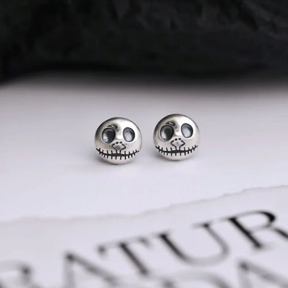 Silberne Totenkopf-Ohrringe, Halloween-Schmuck, gruseliges Design, Damen-Accessoire.
