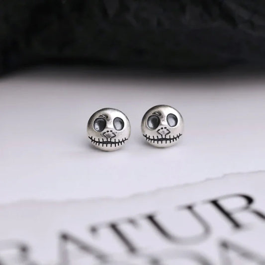 Silberne Totenkopf-Ohrringe, Halloween-Schmuck, gruseliges Design, Damen-Accessoire.